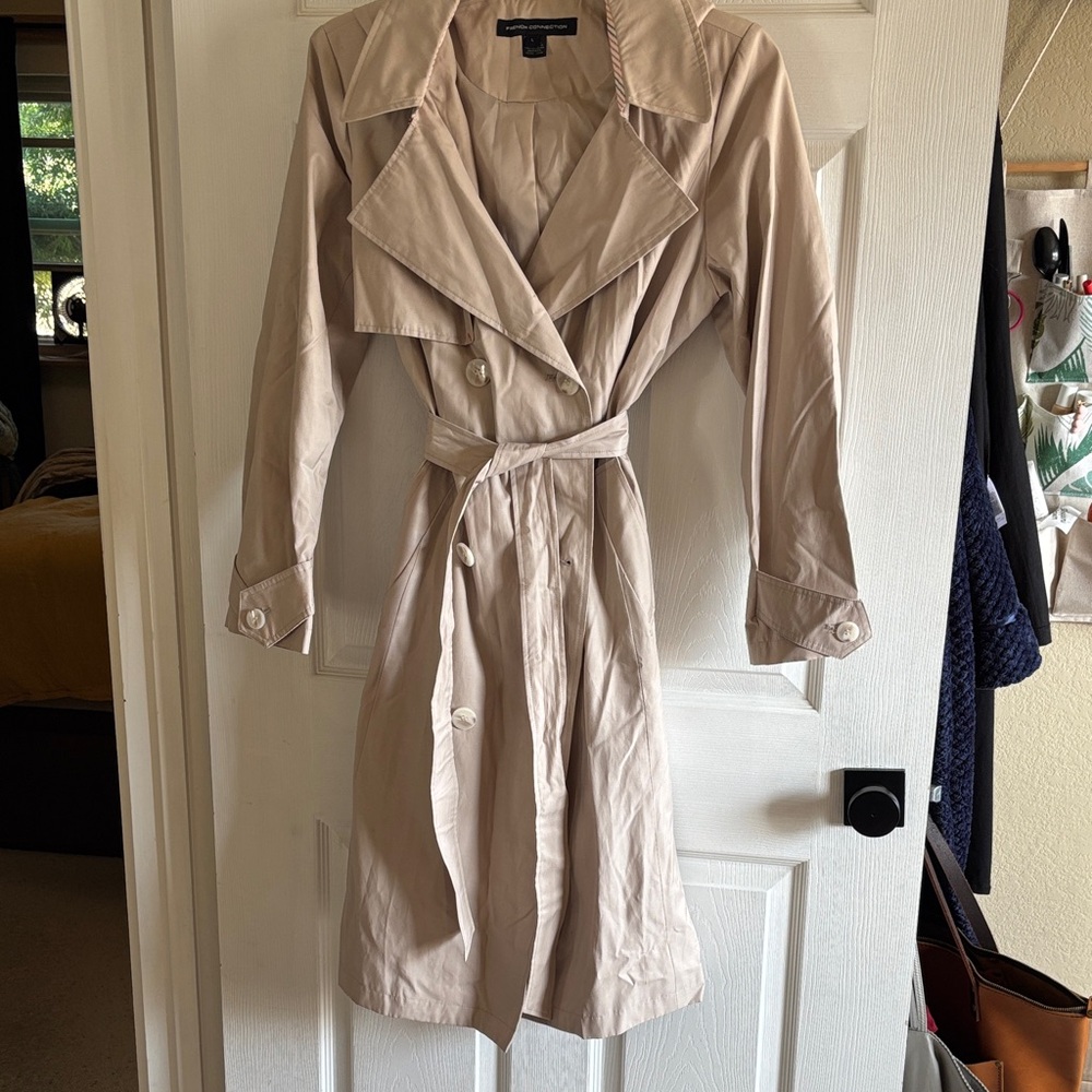 Beautiful French Connection Light Tan Trench Coat